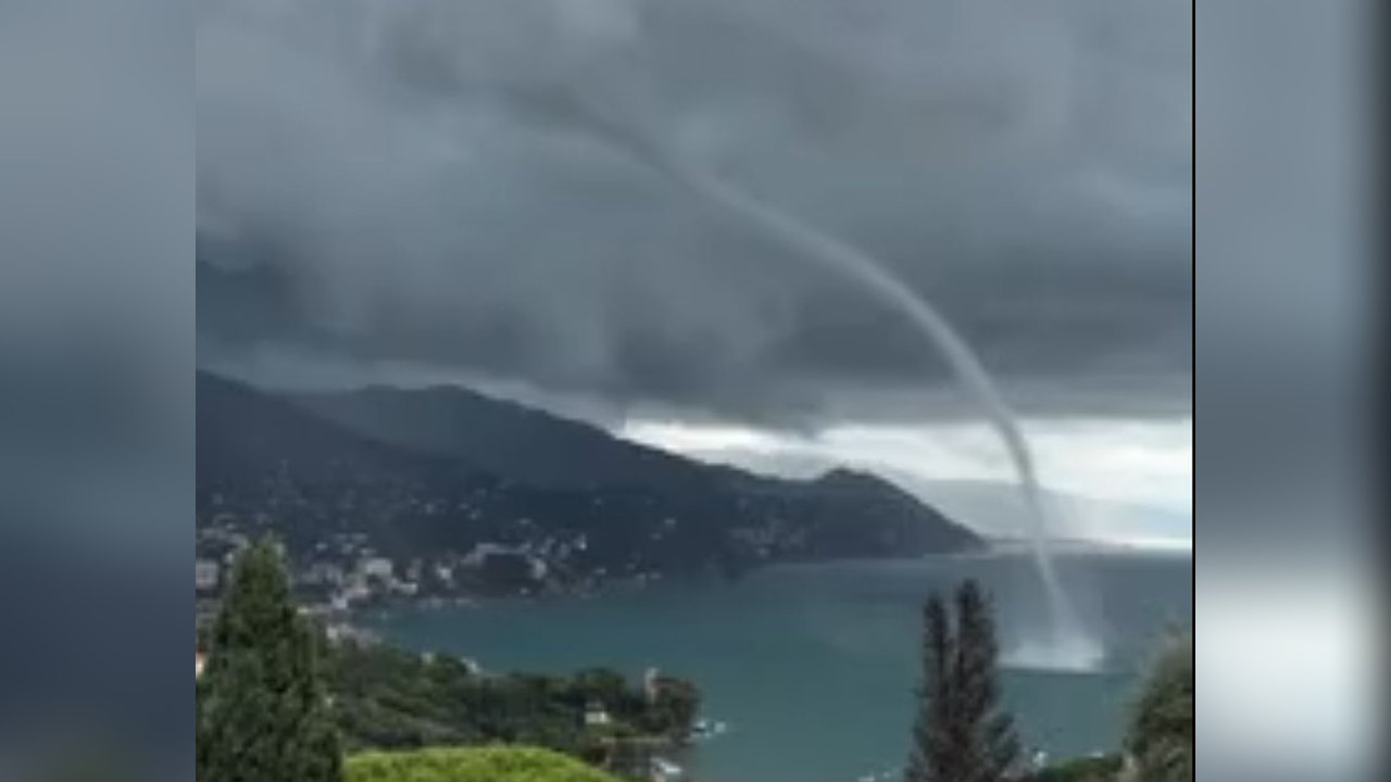 Nach Unwettern: Anwohner filmen Tornados über Mittelmeer