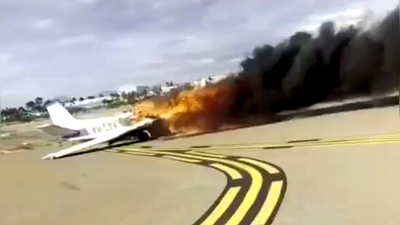 Flugzeug sackt bei Landung ab und geht in Flammen auf