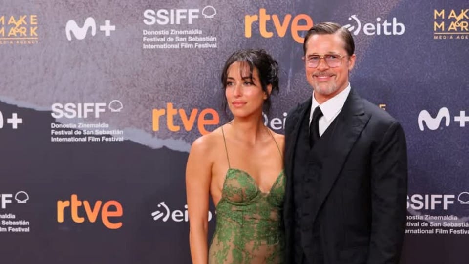 Brad Pitt und Ines de Ramon zeigen sich verliebt auf dem roten Teppich