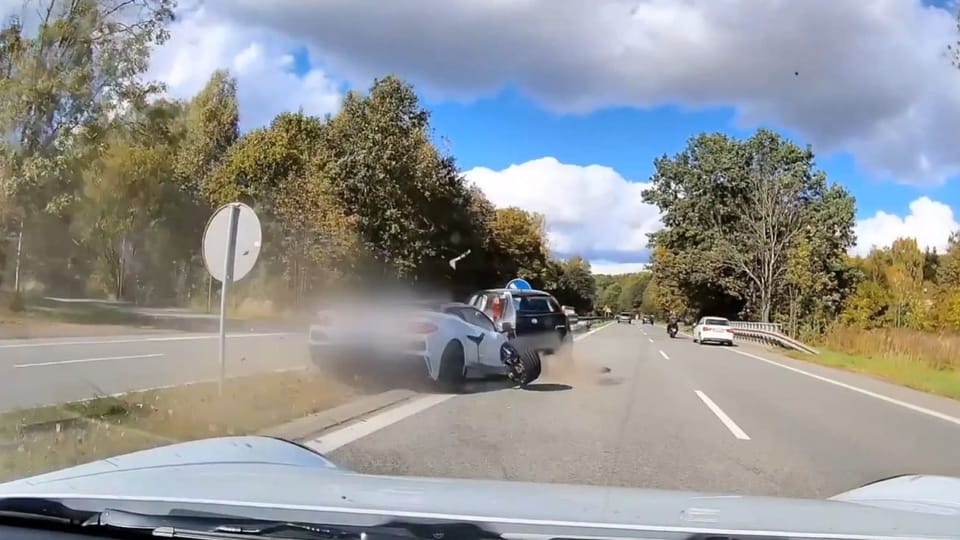 Riskantes Ausweichmanöver endet in heftigem Crash